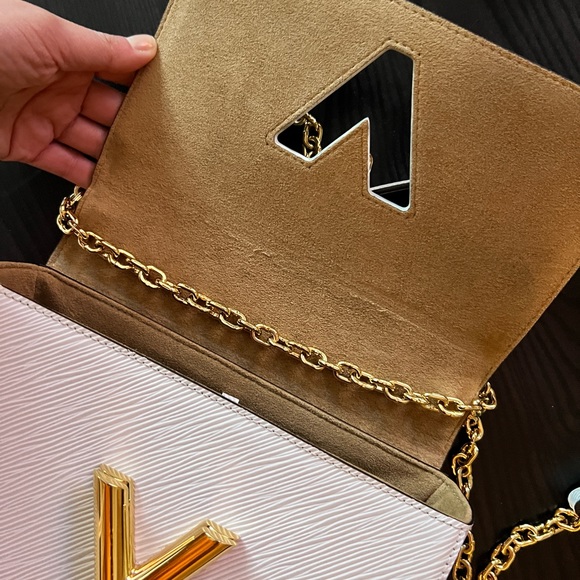 LV “TWIST” MM handbag in WHITE EPI LEATHER: 100% AUTHENTIC #louisvuitton - Picture 4 of 15